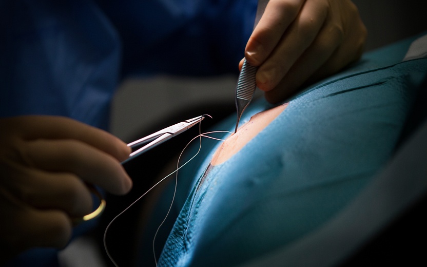Medecin realise un point de suture chirurgie dermatologue est elle prise en charge - Maison Abeille Paris 16