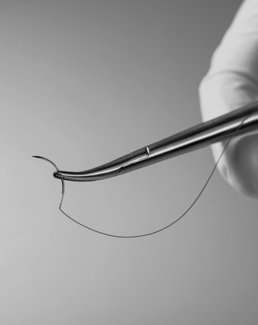 Outil utilise pour les point de suture plaies a suturer. urgences dermatologique - Maison Abeille Paris 16